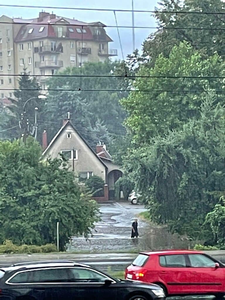 Intensywny deszcz zalewa Olsztyn. Wiele ulic nieprzejezdnych