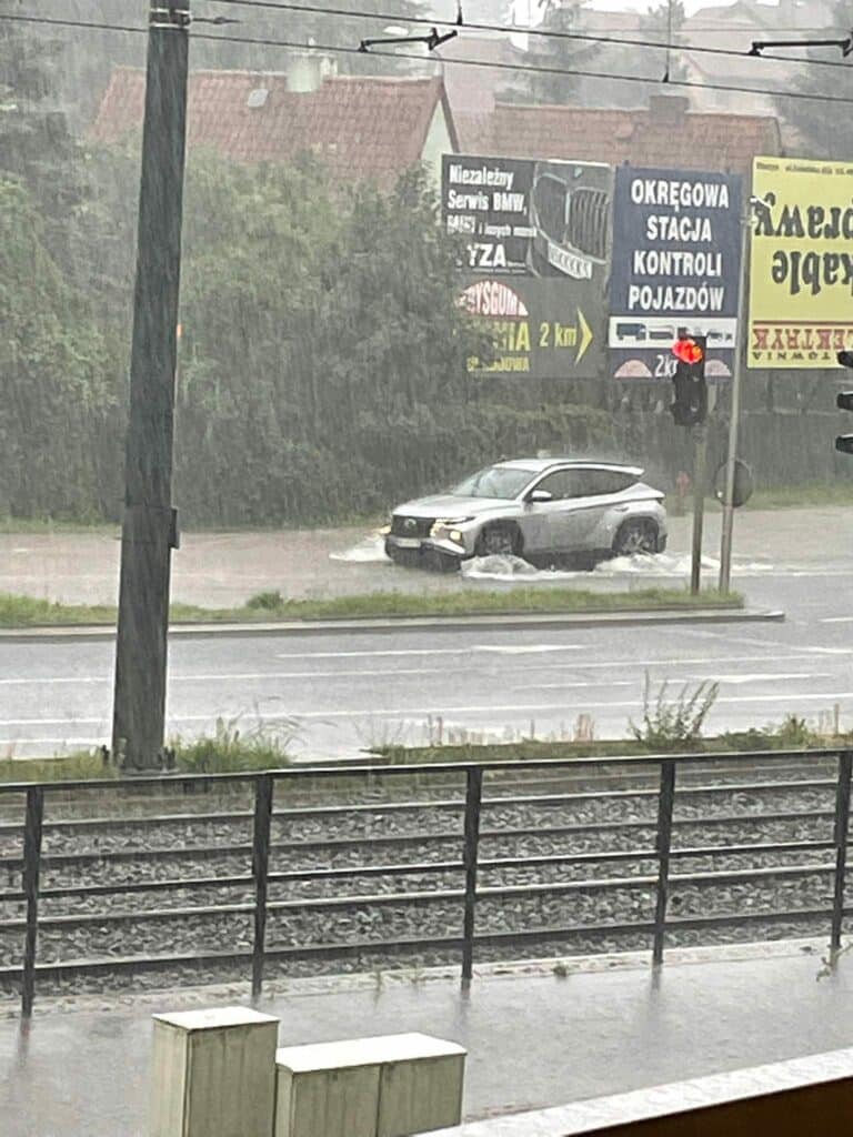 Intensywny deszcz zalewa Olsztyn. Wiele ulic nieprzejezdnych pogoda Olsztyn, Wiadomości