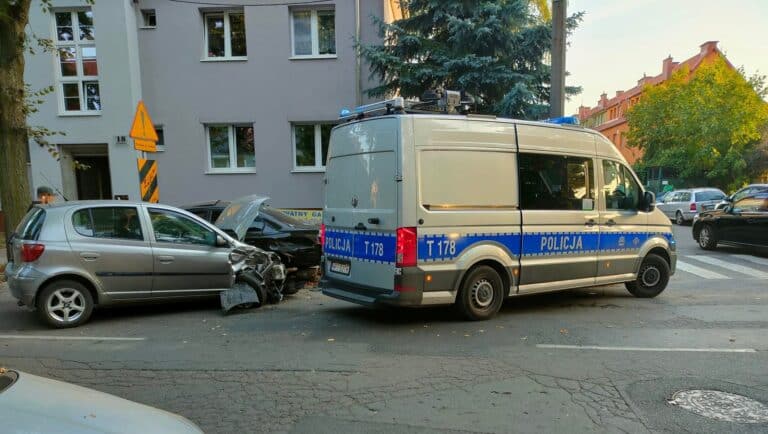Wjechał w zaparkowane BMW. Mężczyzna miał ponad 3,5 promila alkoholu w organizmie