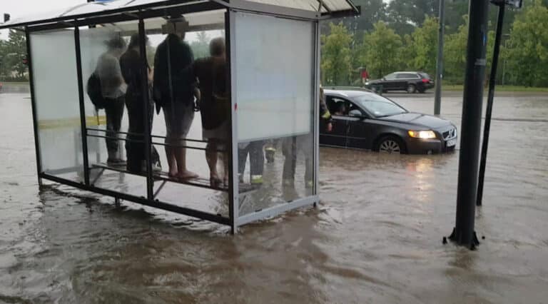Intensywny deszcz zalewa Olsztyn. Wiele ulic nieprzejezdnych