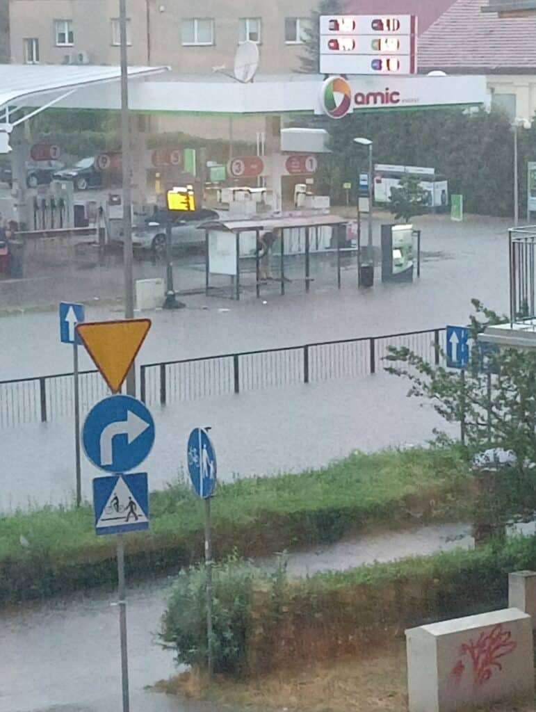 Intensywny deszcz zalewa Olsztyn. Wiele ulic nieprzejezdnych pogoda Olsztyn, Wiadomości