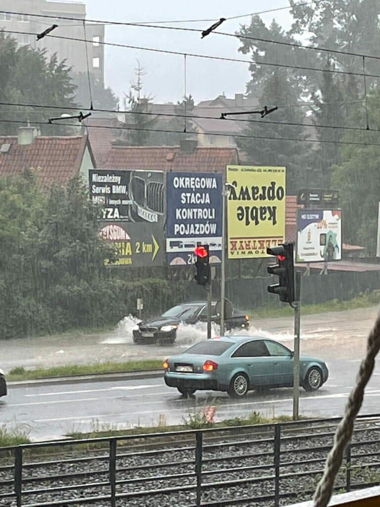 Intensywny deszcz zalewa Olsztyn. Wiele ulic nieprzejezdnych