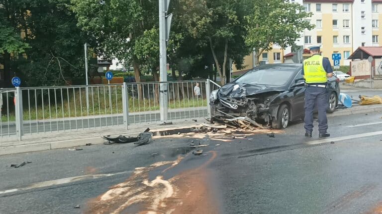 Nie zauważył? &bdquo;Nagrzany&rdquo; 65-latek uderzył w bariery oddzielające jezdnię na ul. Bałtyckiej