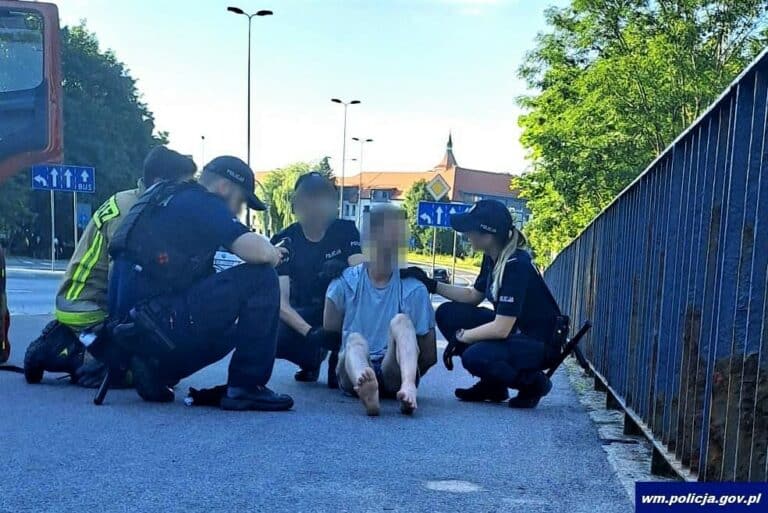 Stał bez spodni na moście przy Parku Centralnym. Chciał skoczyć przez złamane serce