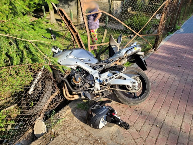 Motocyklista z dożywotnim zakazem prowadzenia pojazd&oacute;w był poszukiwany i miał przy sobie marihuanę