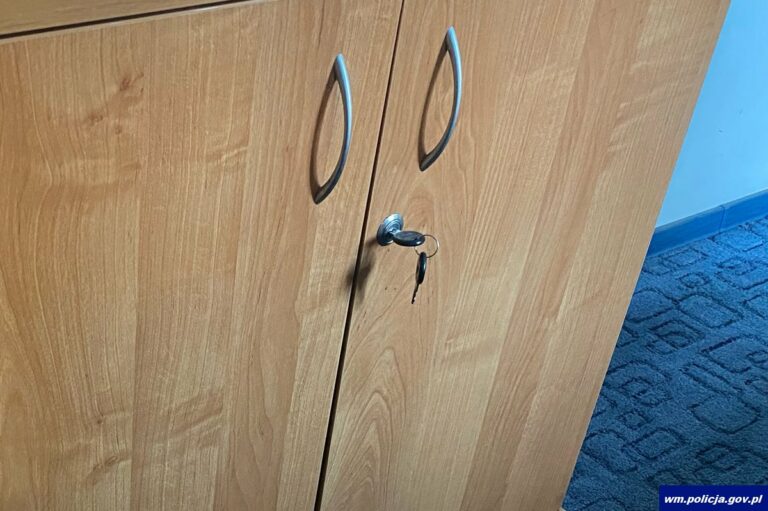 Zgłoszenie na 112 było zmyślone? To co znajdowało się w szafie zaskoczyło jednak policjantów