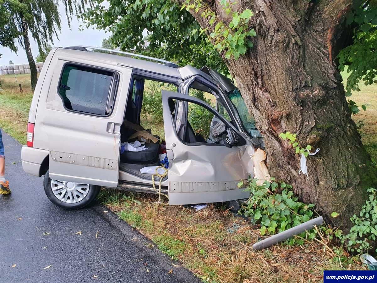 Pechowy łuk drogi? 50-letni kierowca i 53-letni pasażer trafili do szpitala wypadek Nidzica, Wiadomości