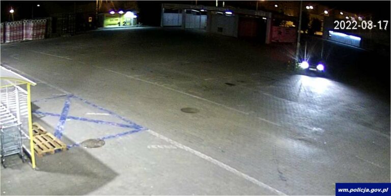 20-latek na parkingu kręcił bączki BMW. Wbił się w barierkę