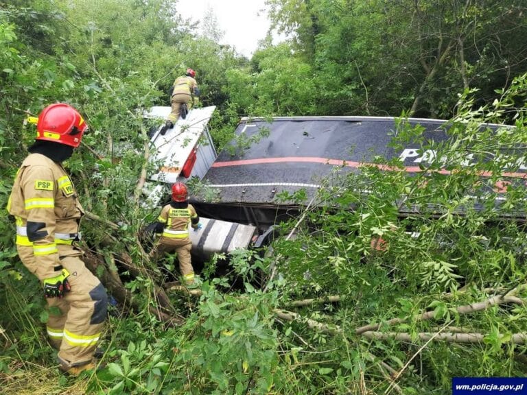 Akcja wydobycia pojazdu z ładunkiem trwała kilkanaście godzin. Kierowca miał  3 promile