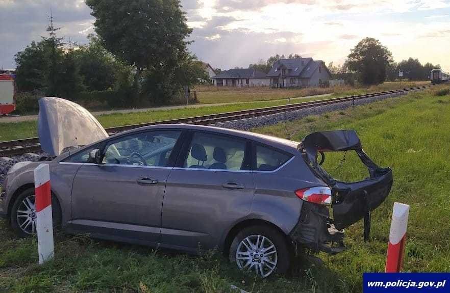 Pociąg uderzył w tył samochodu marki Ford, który właśnie przejeżdżał przez torowisko wypadek Pisz, Wiadomości