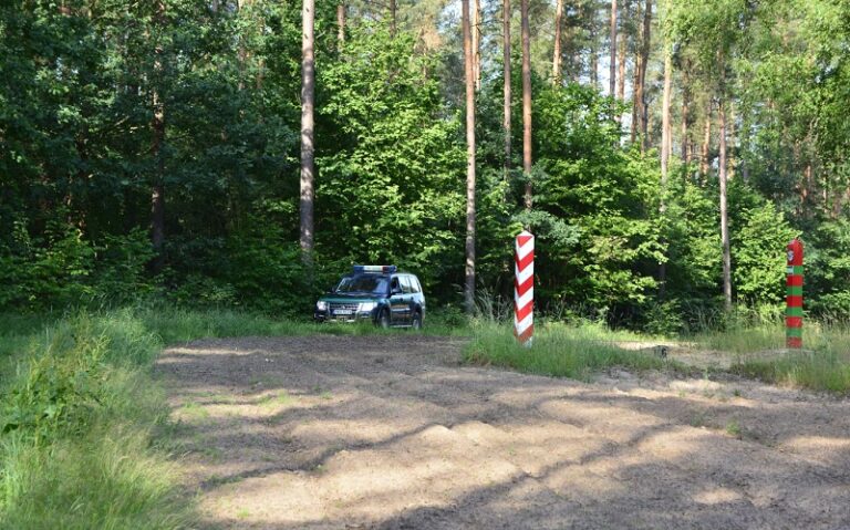 Pojechali samochodem do lasu na „randkę”. Okazało się, że wjechali na pas graniczny