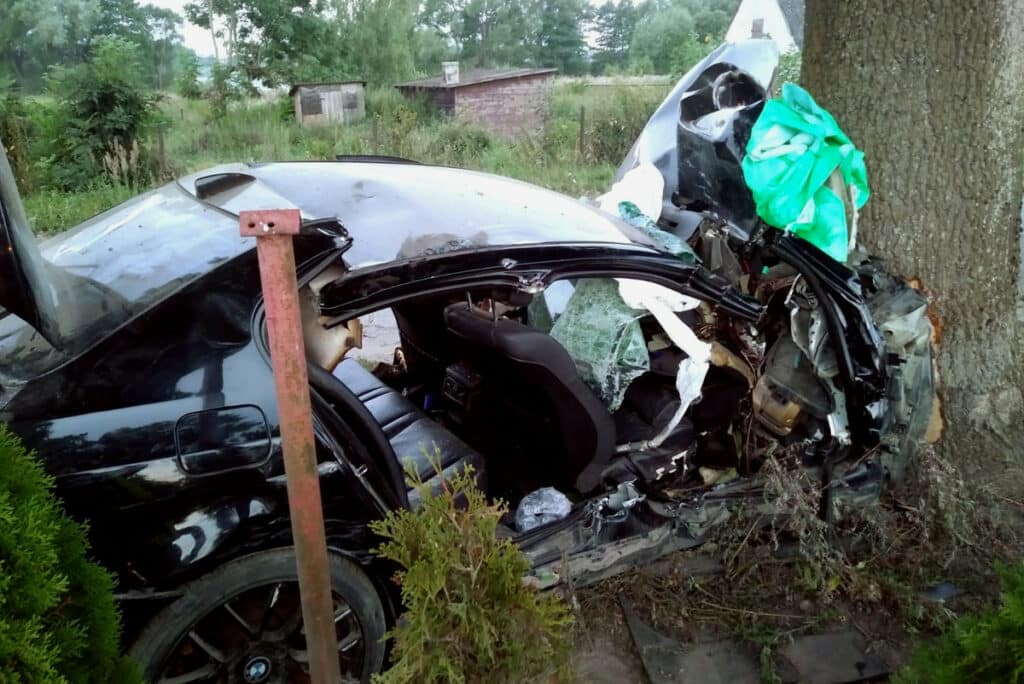 Wypadek pod Olsztynem. 18-letk bez prawa jazdy, kierując BMW uderzył w przydrożne drzewo