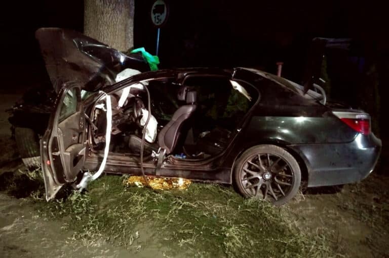 Wypadek pod Olsztynem. 18-letk bez prawa jazdy, kierując BMW uderzył w przydrożne drzewo