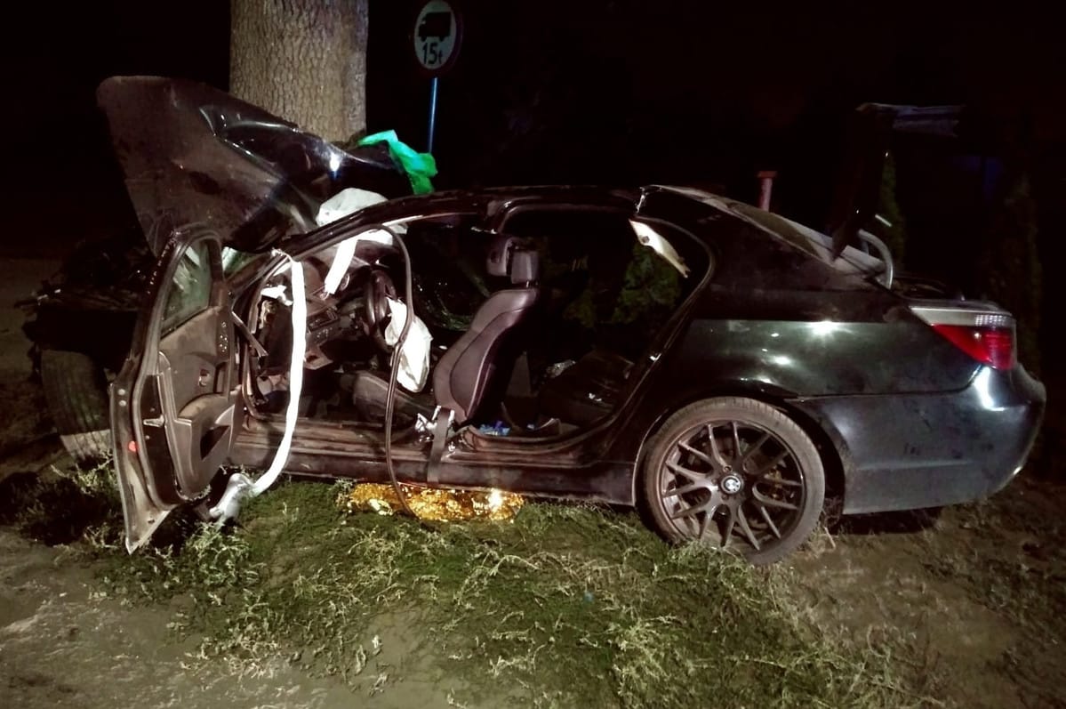 Wypadek pod Olsztynem. 18-letk bez prawa jazdy, kierując BMW uderzył w przydrożne drzewo wypadek Olsztyn, Wiadomości