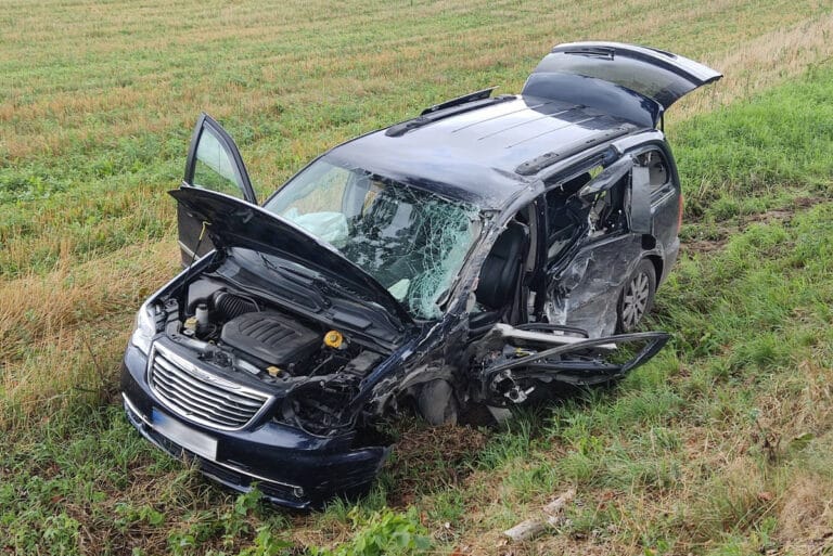 Chrysler zderzył się z jadącym z naprzeciwka pojazdem ciężarowym