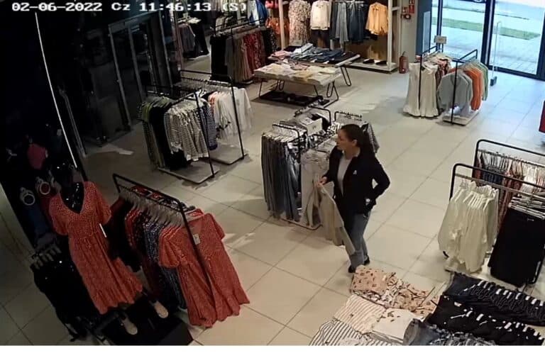 Co ona wyprawia? Policjanci ustalają tożsamość kobiety, którą zarejestrowały kamery monitoringu
