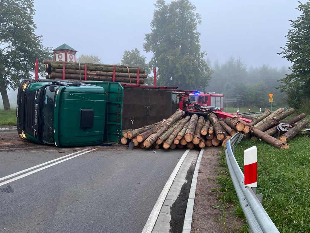 Pojazd ciężarowy przewrócił się na skrzyżowaniu dróg powiatowej i wojewódzkiej