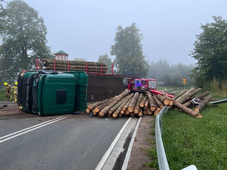 Pojazd ciężarowy przewrócił się na skrzyżowaniu dróg powiatowej i wojewódzkiej