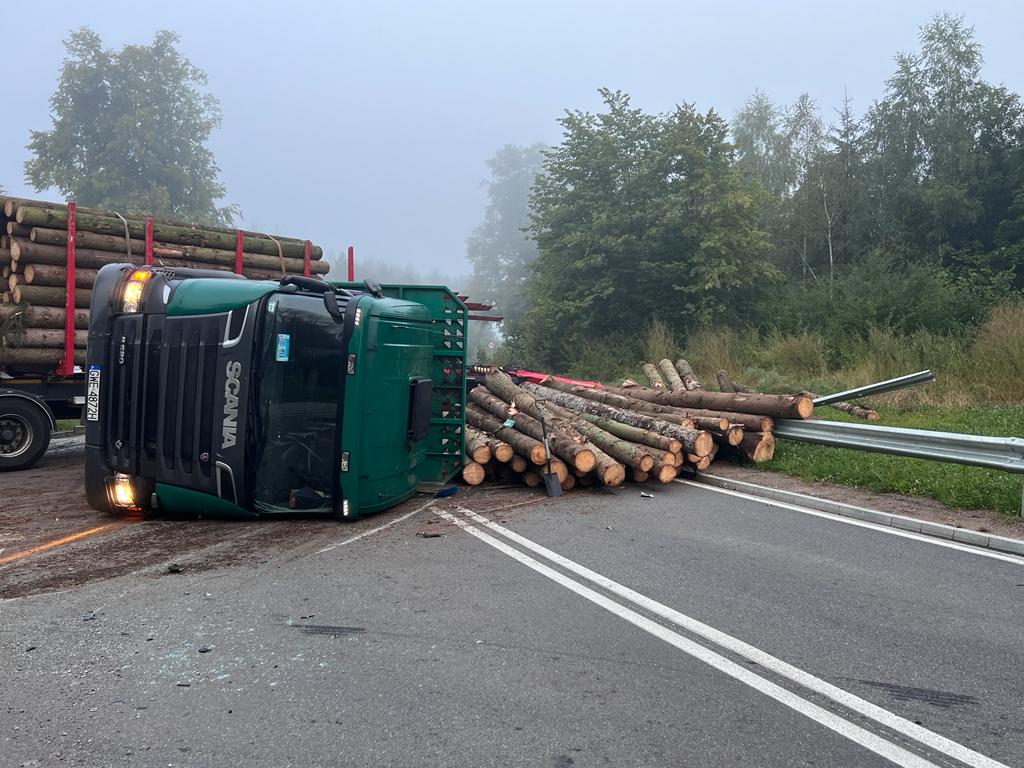 Pojazd ciężarowy przewrócił się na skrzyżowaniu dróg powiatowej i wojewódzkiej