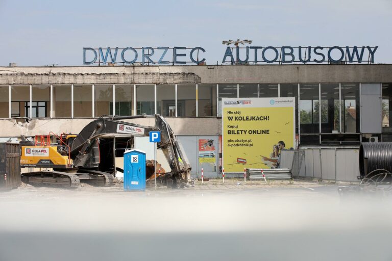 Zostaną tylko wspomnienia? Trwa rozbi&oacute;rka dworca Olsztyn Gł&oacute;wny