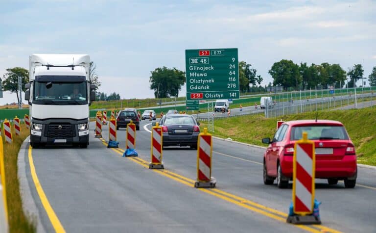 Na S7 od węzła Dłużniewo do obwodnicy Płońska dostępne dwa pasy ruchu w kierunku Warszawy