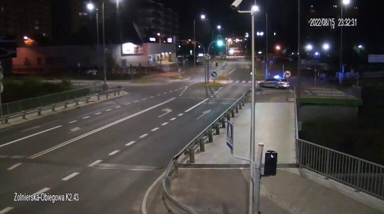 Dramat na al. Sikorskiego. 21-latka w taks&oacute;wce nie mogła oddychać. Policjanci eskortowali ją do szpitala