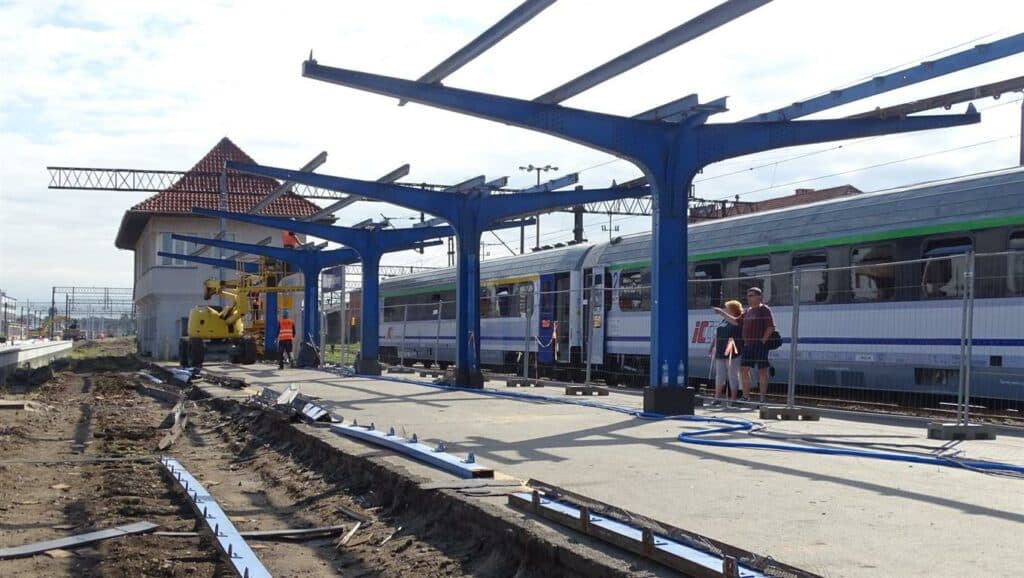 Na stacji Olsztyn Główny przybywa nowych torów i tunel. Rośnie konstrukcja nowego peronu nr 4