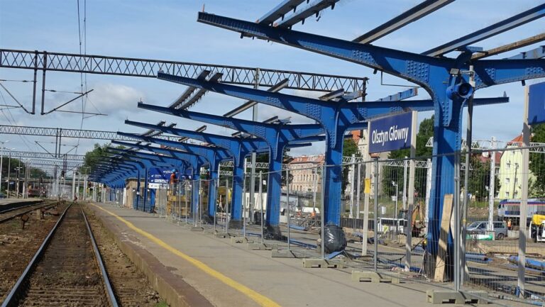 Na stacji Olsztyn Gł&oacute;wny przybywa nowych tor&oacute;w i tunel. Rośnie konstrukcja nowego peronu nr 4