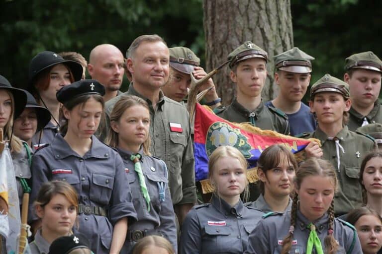 Prezydent Andrzej Duda odwiedził harcerzy z Ukrainy odpoczywających niedaleko Olsztyna
