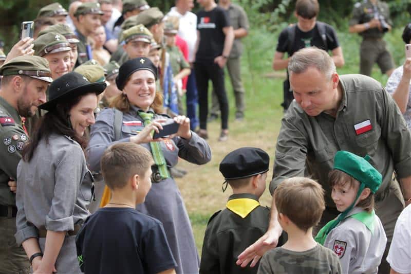 Prezydent Andrzej Duda odwiedził harcerzy z Ukrainy odpoczywających niedaleko Olsztyna