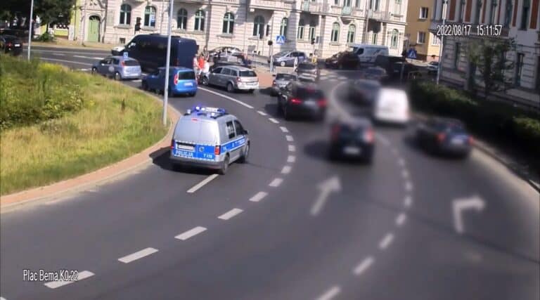 Na Rondzie Bema zderzył się z dwoma autami. 39-letni kierowca bardzo dziwnie się zachowywał