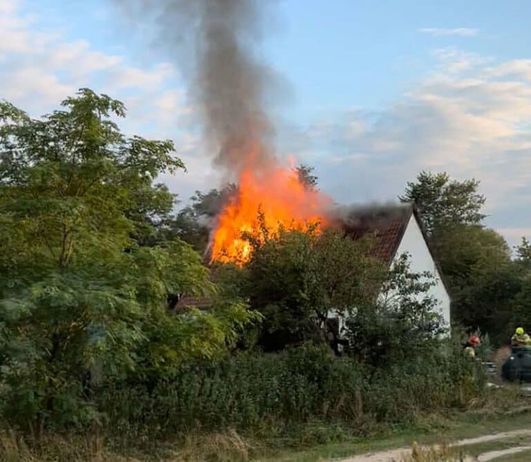 Pożar domu, jedna osoba zabrana do szpitala