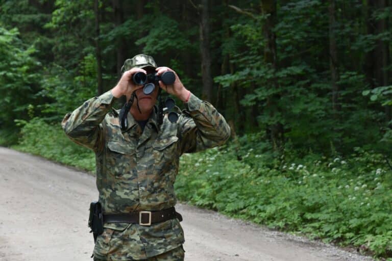 Funkcjonariusze Straży Granicznej w Olsztynie przyłapali dwóch mężczyzn na gorącym uczynku