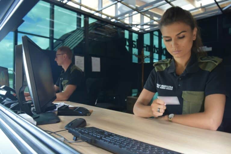 23-letni mieszkaniec Warmii i Mazur. zatrzymany po przylocie na wrocławskie lotnisko