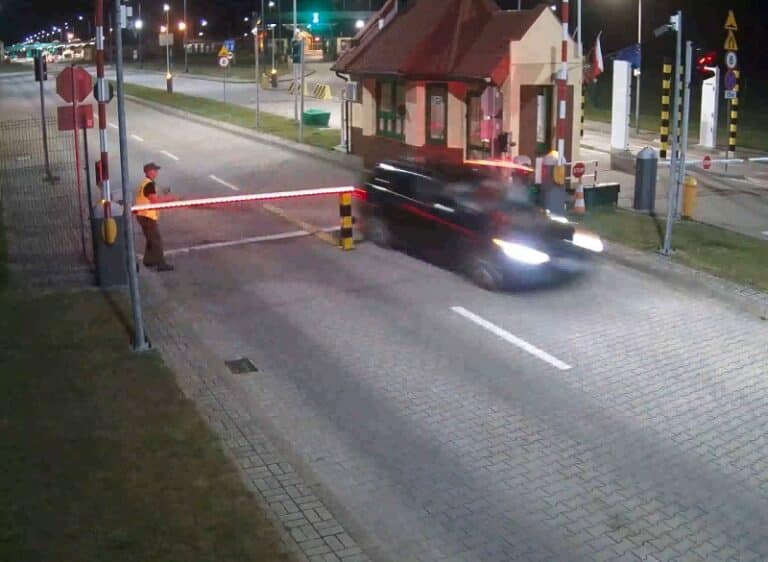 Obywatel Niemiec uparcie chciał do Rosji. Staranował szlaban