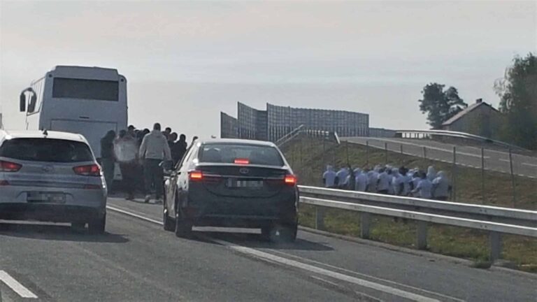 40 kiboli zaatakowało autobus z Olsztyna na S7