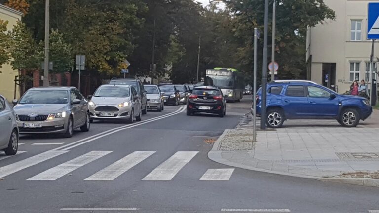 Kierowcy w Olsztynie mają dość kork&oacute;w? Kierowca autobusu miejskiego jedzie pod prąd