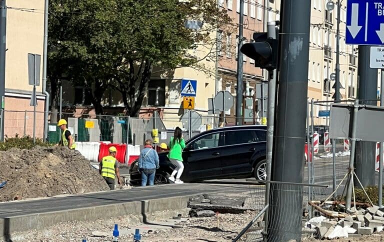 Atrakcyjna pani kierująca luksusowym autem nie dała rady przejechać przez budowę linii tramwajowej