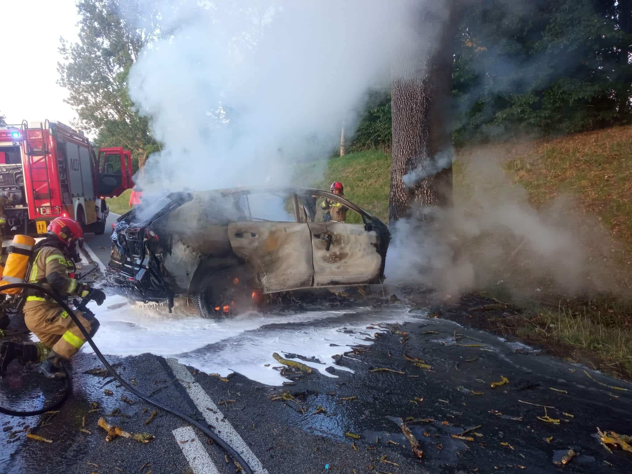 Makabryczny wypadek. Kierowca spłonął w aucie po uderzeniu w drzewo wypadek Nowe Miasto Lubawskie, Wiadomości