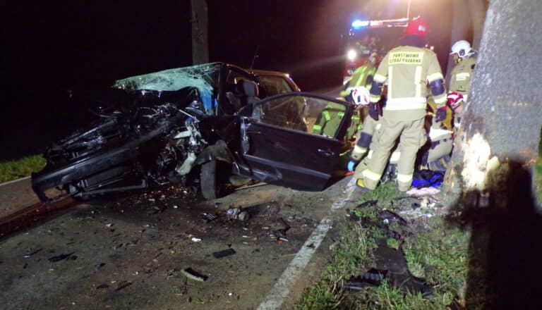 20-latek kierujący VW Polo z impetem uderzył w przydrożne drzewo i wyleciał przez szybę