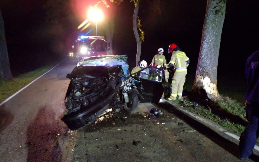 20-latek kierujący VW Polo z impetem uderzył w przydrożne drzewo i wyleciał przez szybę