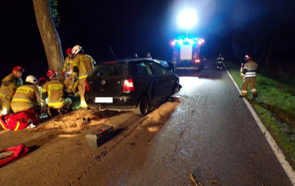 20-latek kierujący VW Polo z impetem uderzył w przydrożne drzewo i wyleciał przez szybę wypadek Nowe Miasto Lubawskie, Wiadomości