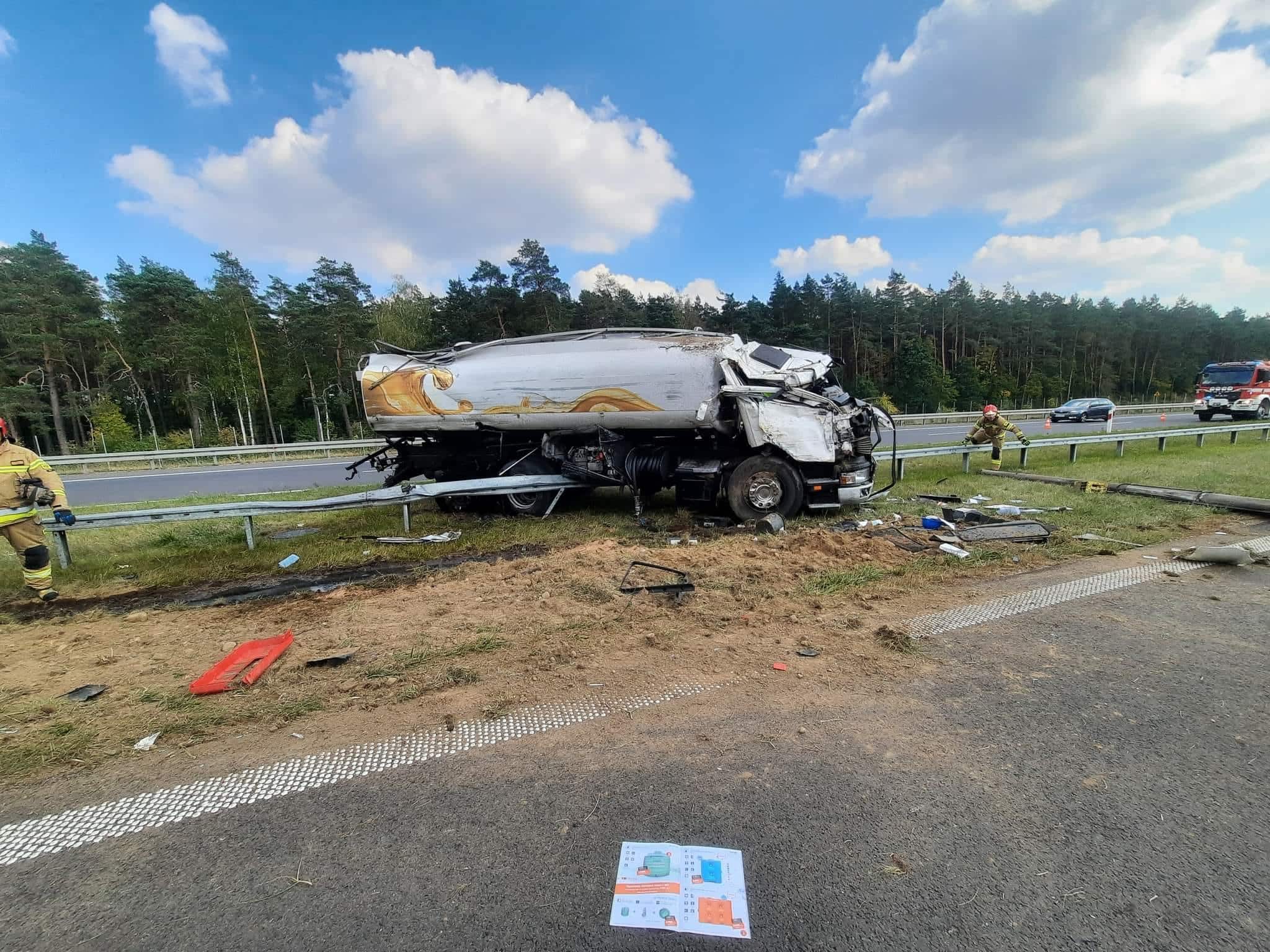 Wypadek na S7. Cysterna się rozszczelniła i wylewa się z niej zawartość wypadek Nidzica, Wiadomości, zPAP