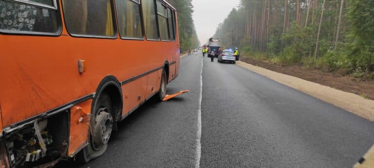 Autobus szkolny zderzył się z autem osobowym, jedna osoba ranna