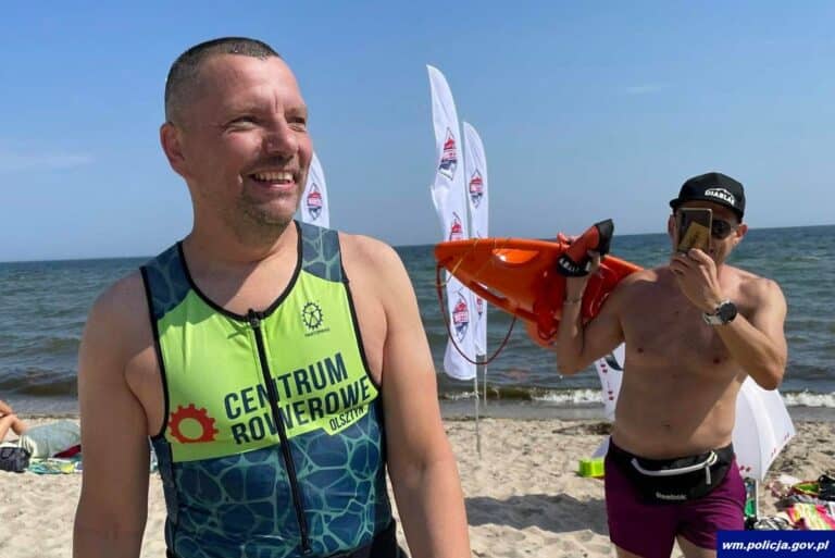 Policjant z Olsztyna pokonał 12 km wpław, 690 km na rowerze i 95 km biegiem