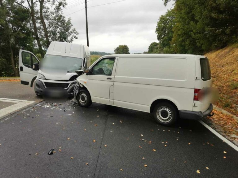 Kierowcy trafili do szpitala. Jeden z podejrzeniem urazu nogi a drugi z podejrzeniem urazu klatki piersiowej