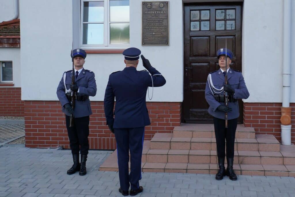 W Olsztynie zawisła pamiątkowa tablica poświęcona pamięci policjanta, który zginął z rąk członków mafii