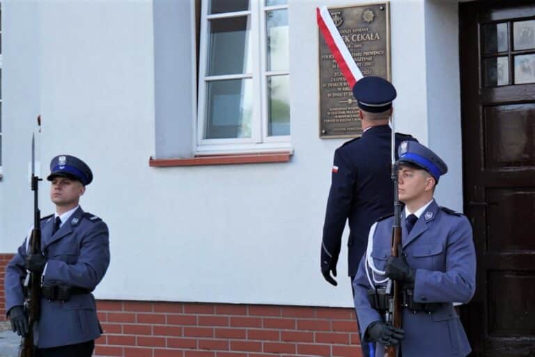 W Olsztynie zawisła pamiątkowa tablica poświęcona pamięci policjanta, kt&oacute;ry zginął z rąk członk&oacute;w mafii