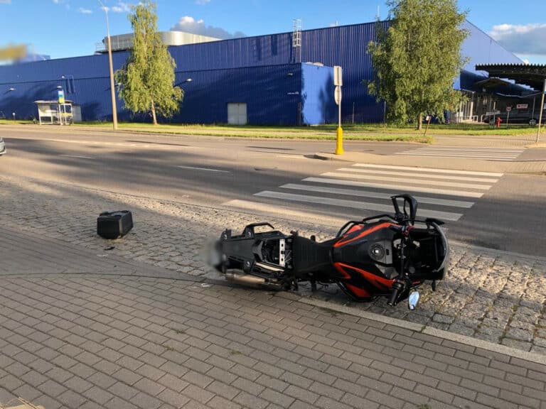 Wypadek na ul. Lubelskiej. 41-letni kierowca &bdquo;wysłał&rdquo; motocyklistę do szpitala