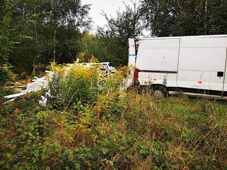 58 – latek i jego starszy znajomy wyrzucili śmieci na działkę należącą do urzędu gminy